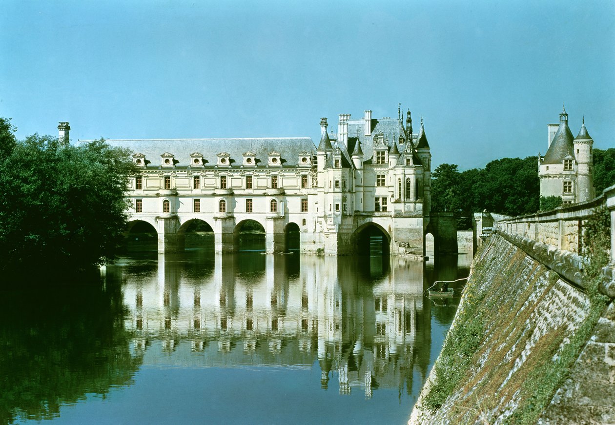 Exteriör vy av Donjon, Chateau de Bohier och Grande Galerie från öster av French School