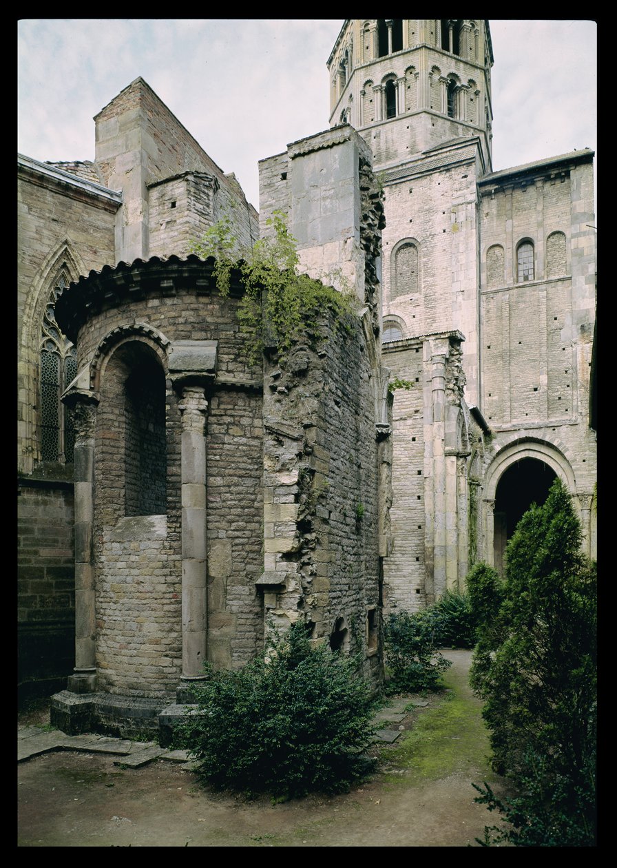 Exteriör vy av apsidiolen i Abbey Church, 1088-1130 av French School