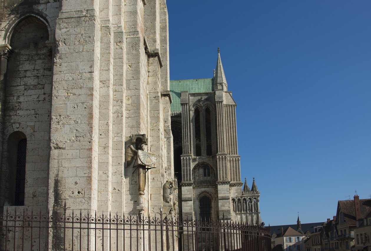 Exteriör vy av katedralen i chartres med ängeln på urtavlan av French School