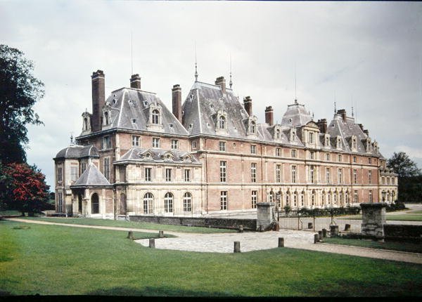 Fasaden på Chateau dEu, ursprungligen byggt 1578 av Henri de Lorraine (1549-88), hertig av Guise. av French School