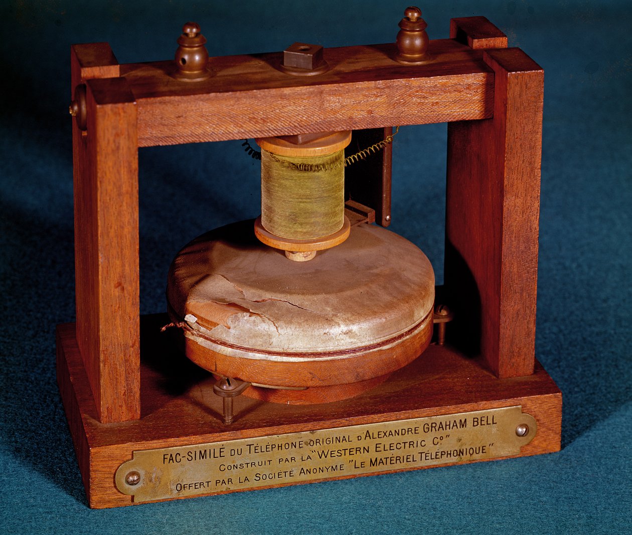 Faksimil av telefonen uppfunnen av Alexander Graham Bell (1847-1922) gjord av Western Electric Company av French School