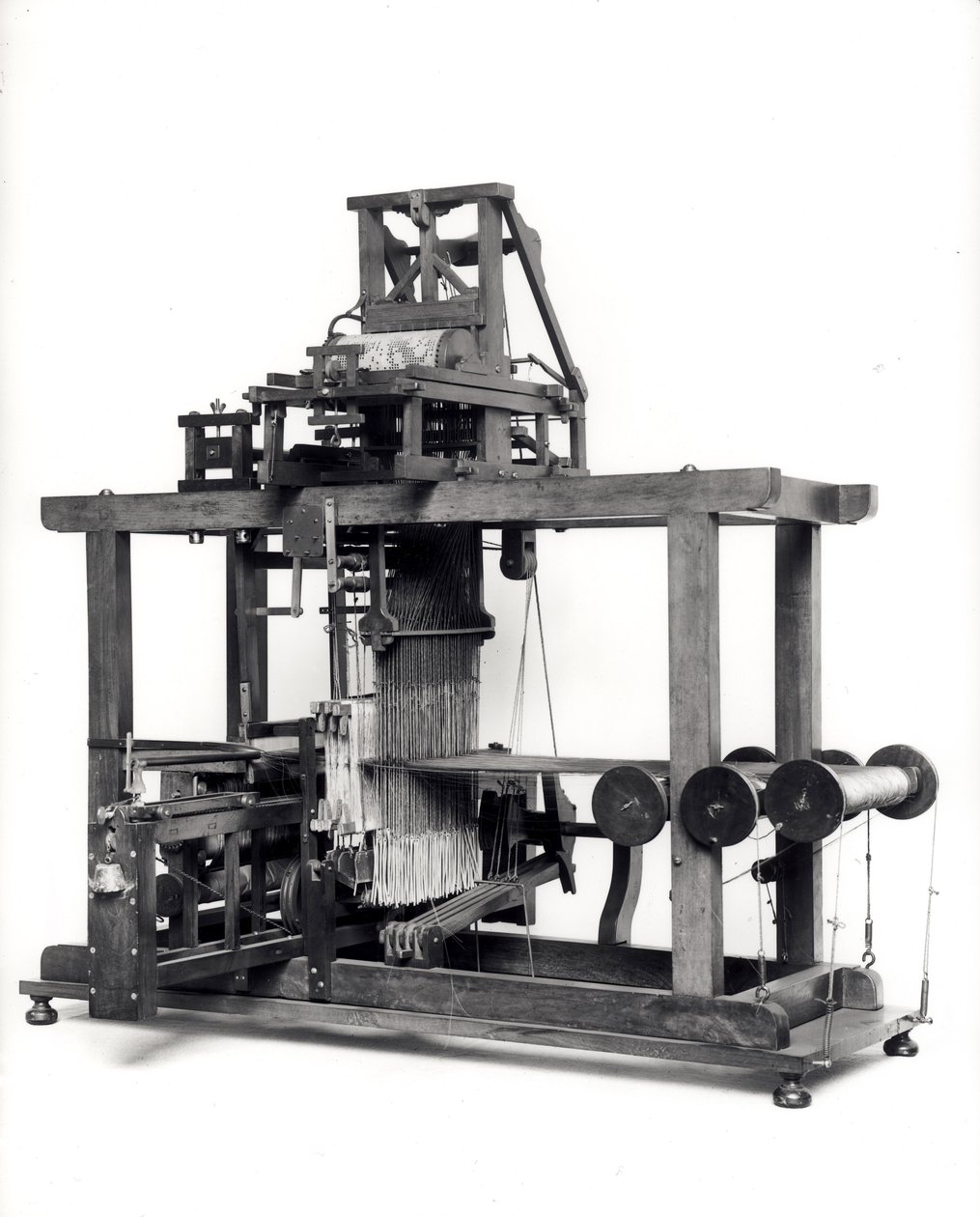 Första helautomatiska vävstolen uppfunnen av Jacques de Vaucanson (1709-82) c.1745 av French School