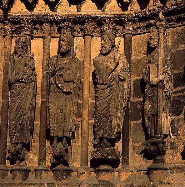 Fyra figurer från katedralens fasad, ca 1230-40 (kalksten) av French School
