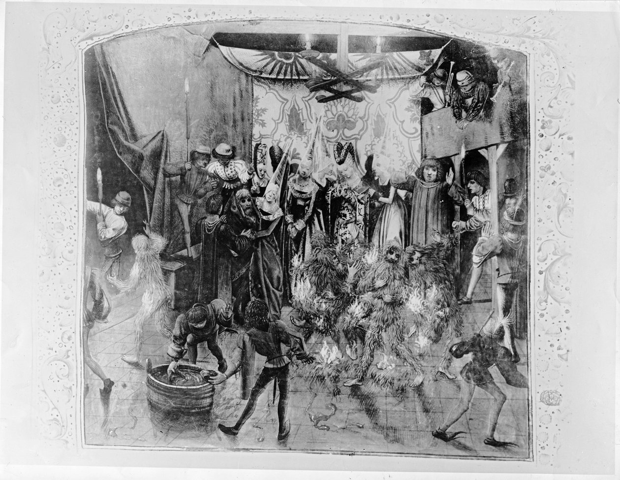 Fr 2646 f.176 Bal des Ardents, Karl VI (1380-1422) räddades av hertiginnan av Berry efter att Louis av Orleans satte eld på dansarnas kostymer, från Froissarts Chronicle, 1392 (se även 52 av French School