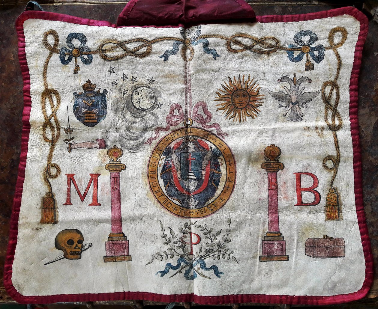Gratis murverk: förkläde i läder av frimurarmästare dekorerar symboler och emblem franc murare av French School