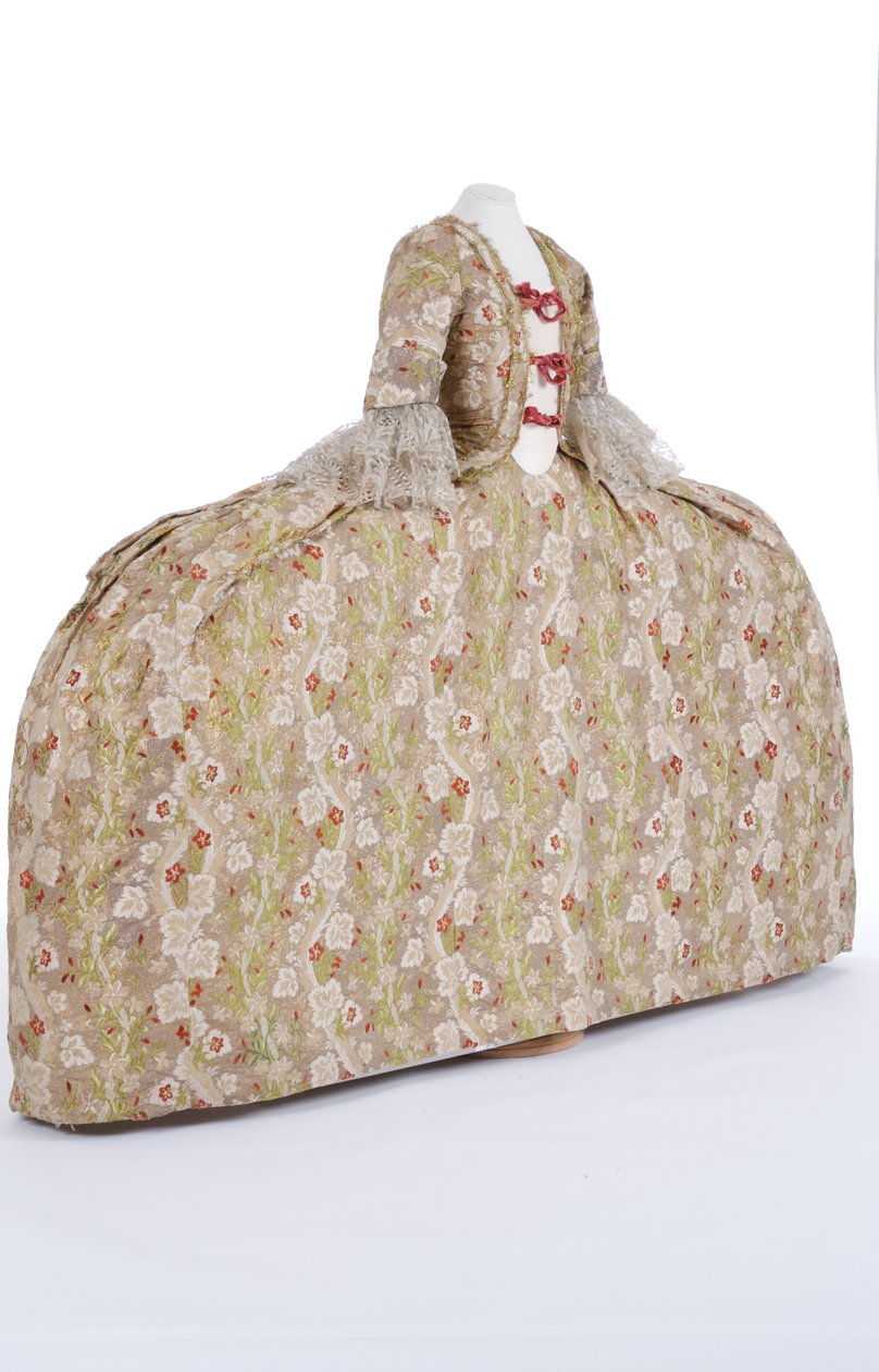 Framifrån av en hovklänning, 1760-tal (franskt siden och guld och färgad tråd) av French School