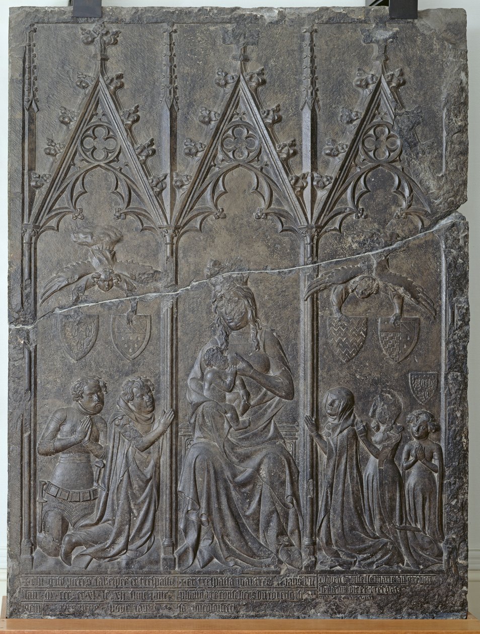 Begravningsstela av familjen Sacquespee, från St. Nicaise-kyrkogården i Arras, 1376 (tournai-sten) av French School
