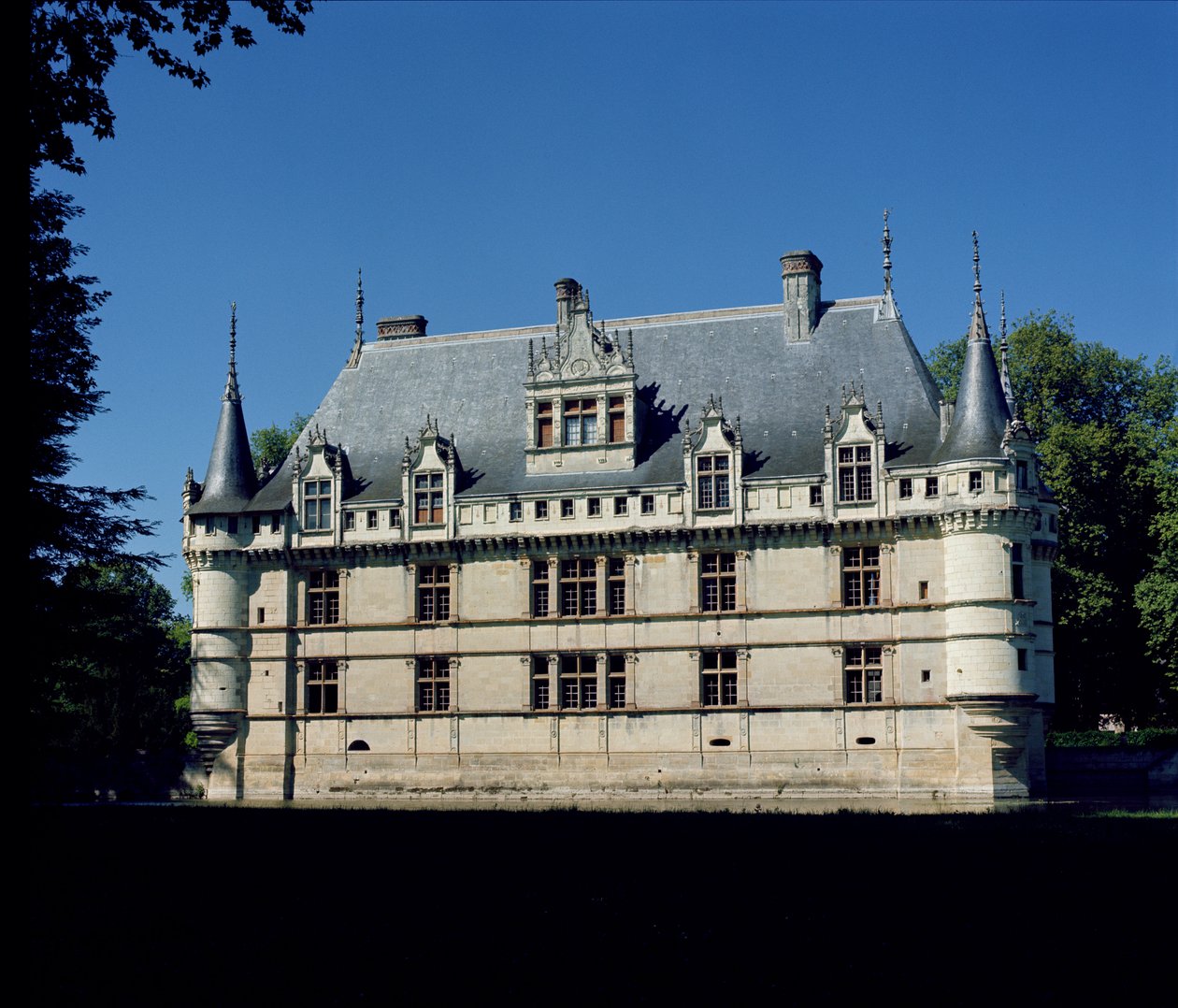 Översikt över Chateau dAzay-le-Rideau, byggt för Gilles Bertholet, 1518-27 av French School