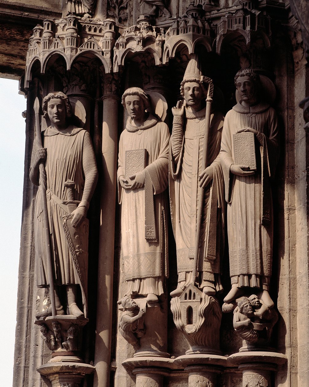 Gotisk konst: "" Figurer av martyrer, ett vänster helgon Theodore, en romersk soldat"" Bay of the South Port of Basilica of Notre Dame de Chartres av French School