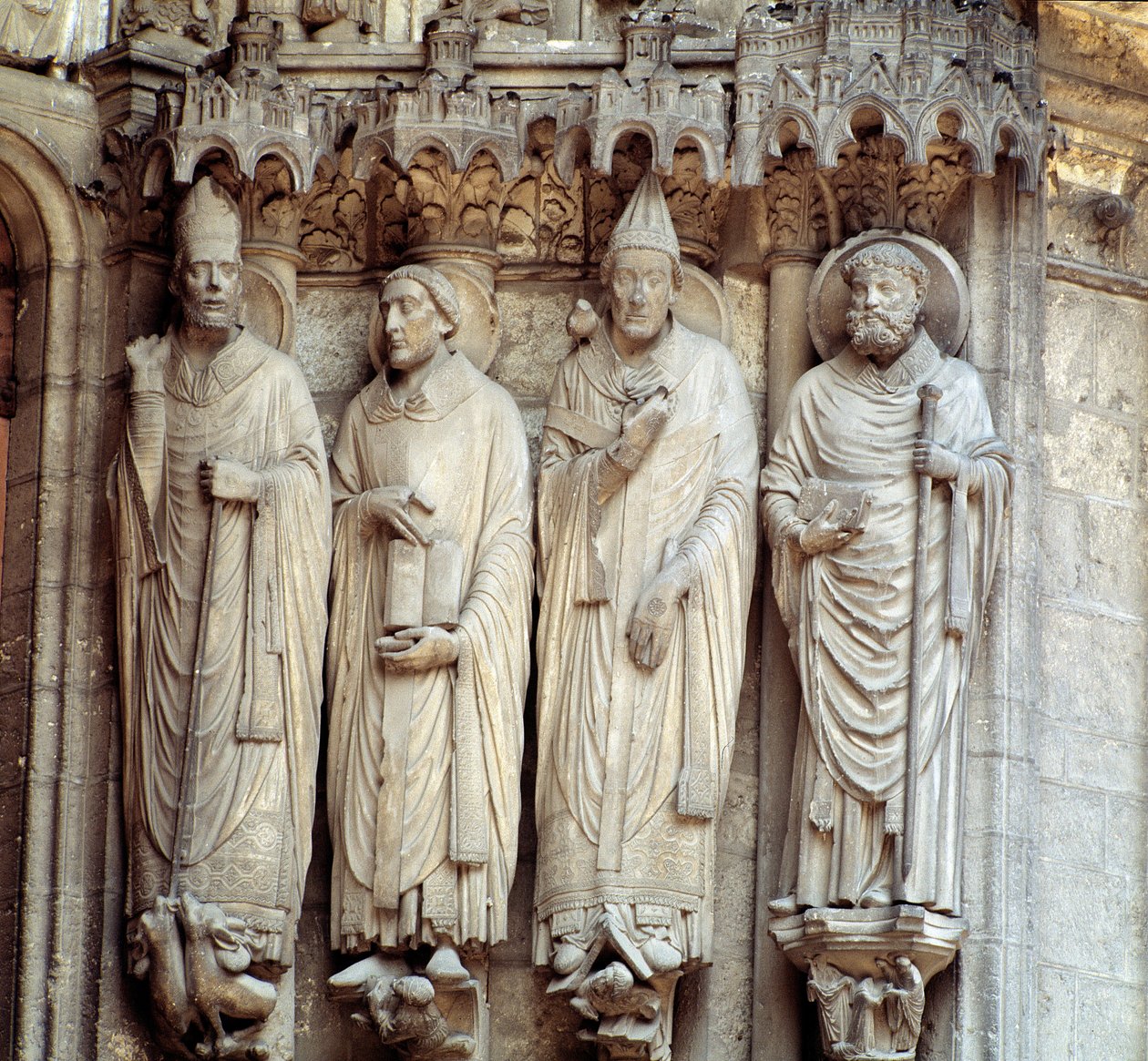 Gotisk konst: "" representation av Saint Martin, Saint Hieronymus, Saint Gregoire I och Saint Avit of Vienna"" Centrala viken i södra portalen av Basilica Notre Dame de Chartres av French School