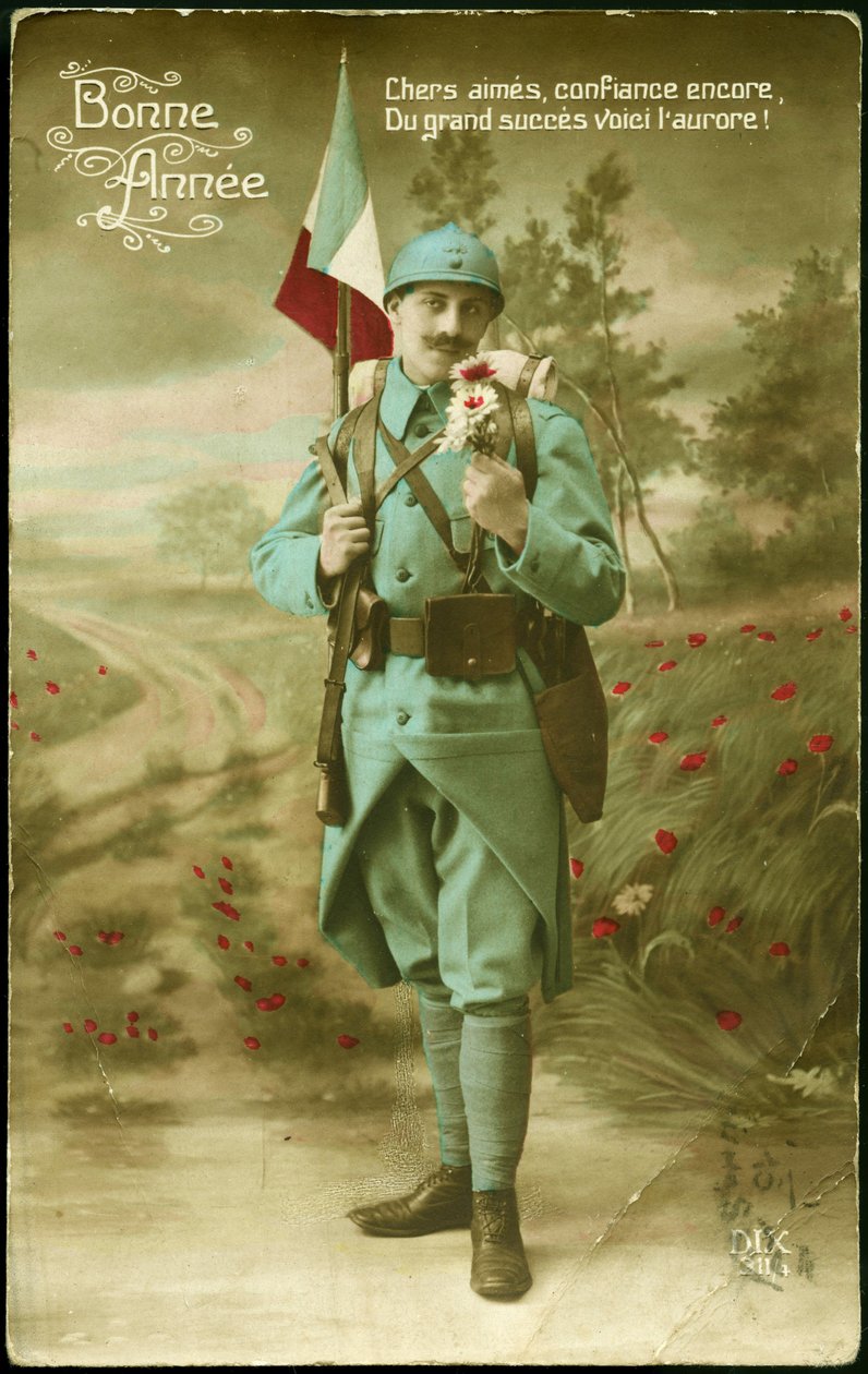 Hälsningsvykort för år 1916. En soldat som bär den franska flaggan med en pistol och ödmjukar doften av en bukett blommor i ett lantligt landskap. Färgvykort för 1916 års önskemål. av French School