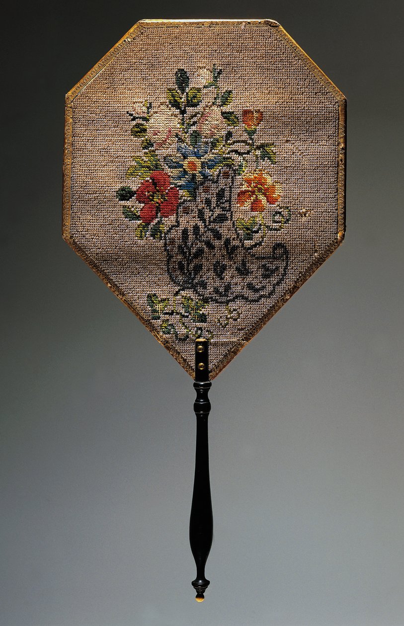 Handfläkt, satängklädd kort med pärlbroderat blommotiv, trähandtag, längd 41,9 cm av French School