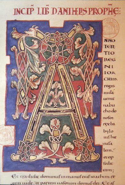 Historikert initial "A" med sammanflätade mönster som öppnar Daniels bok av French School