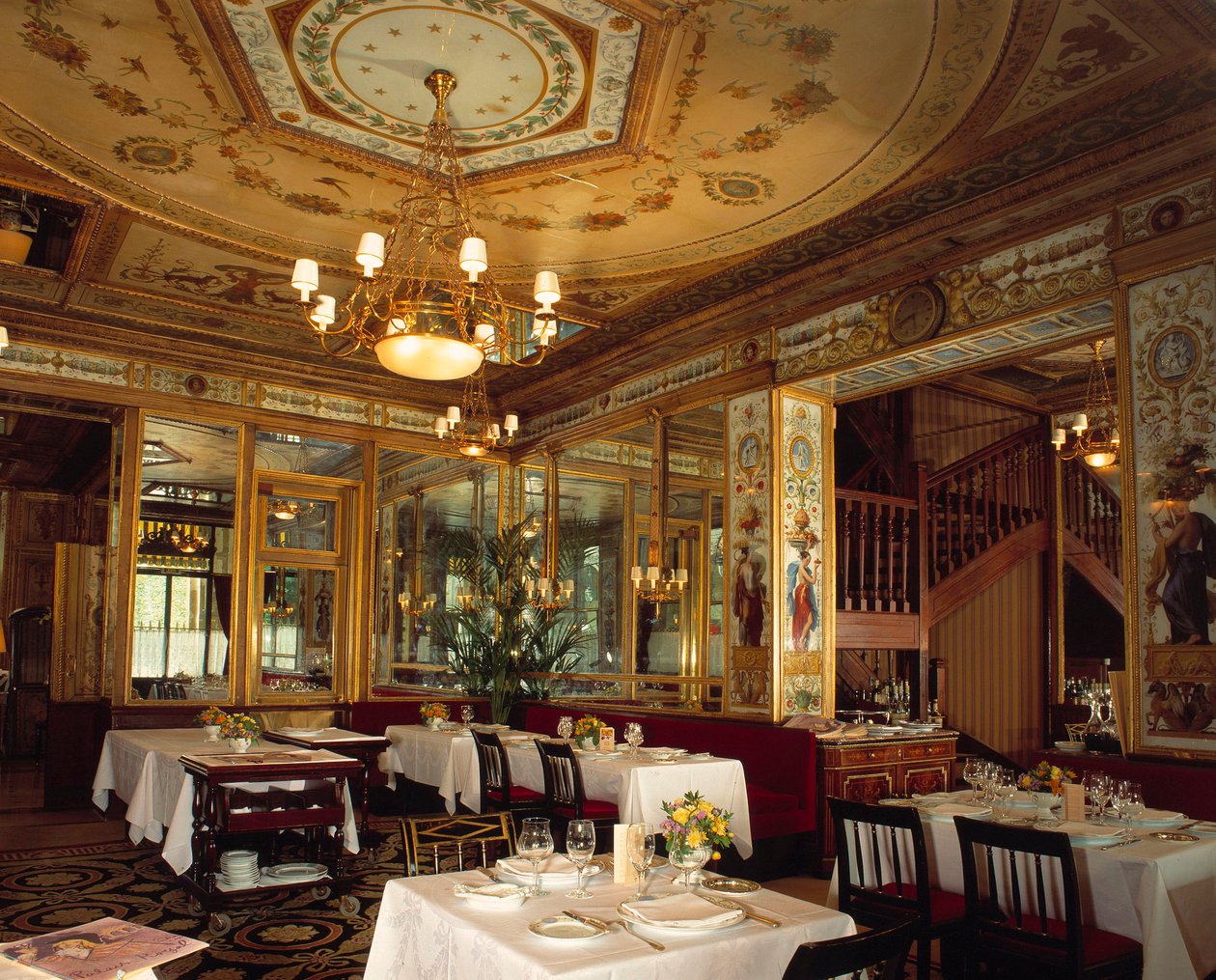 Utsikt från insidan av restaurangen "" Le Grand vefour"" i trädgårdarna på Palais Royal, byggd på 1700-talet. Paris. av French School