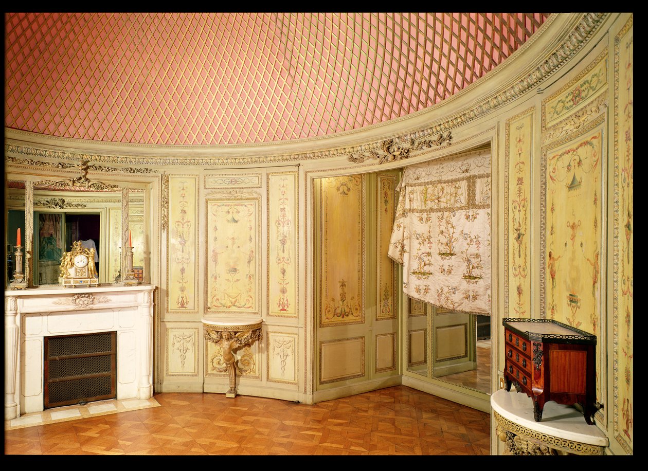 Badrummets insida dekorerad med panel av Christophe Huet (d.1759) av French School