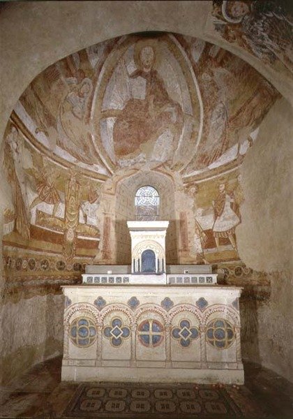 Interiörvy av kören med Kristus i Majestät, Peters korsfästelse och andra scener (fresk) av French School
