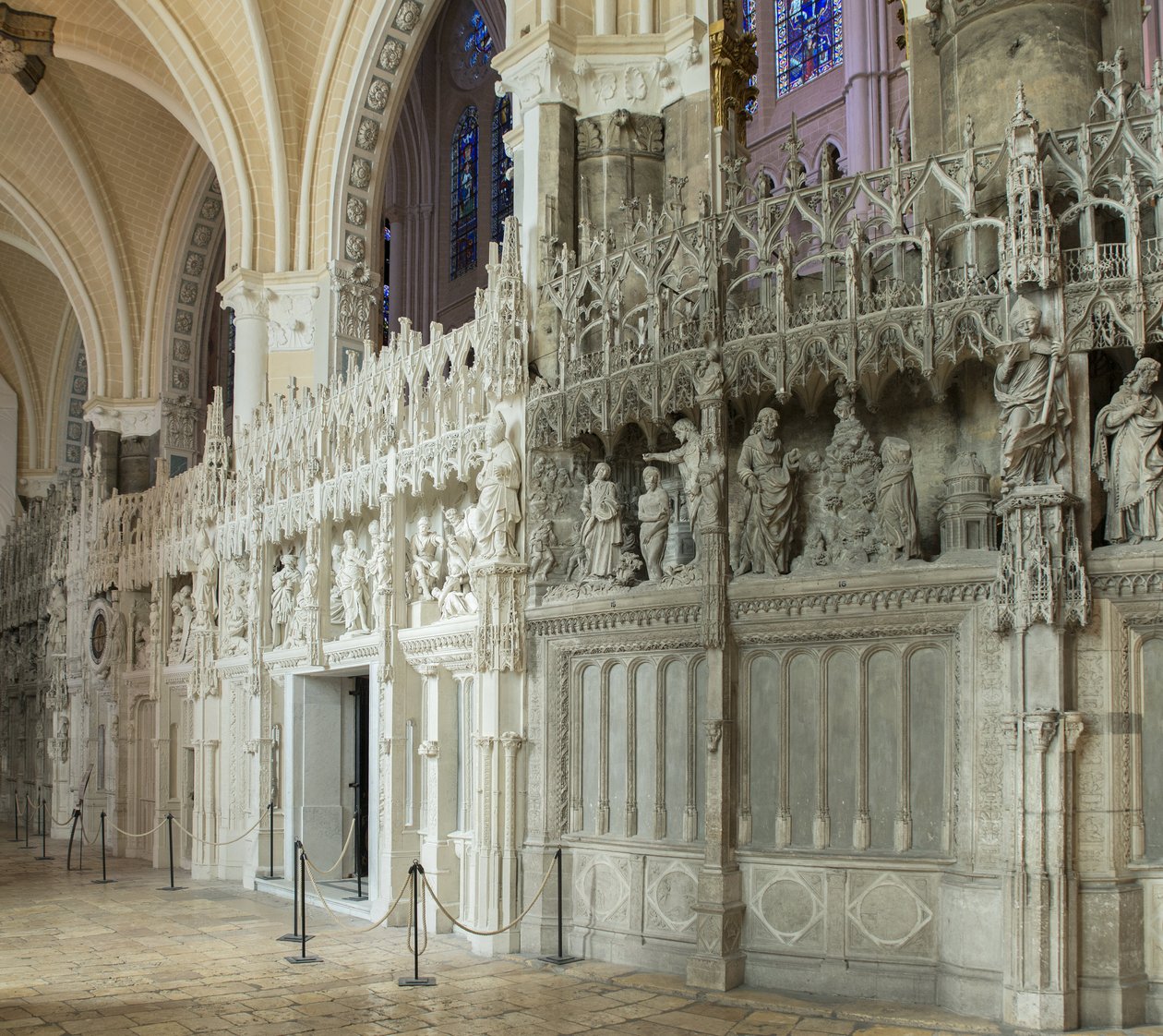 Invändig vy av katedralen i chartres med en detalj av kören av French School