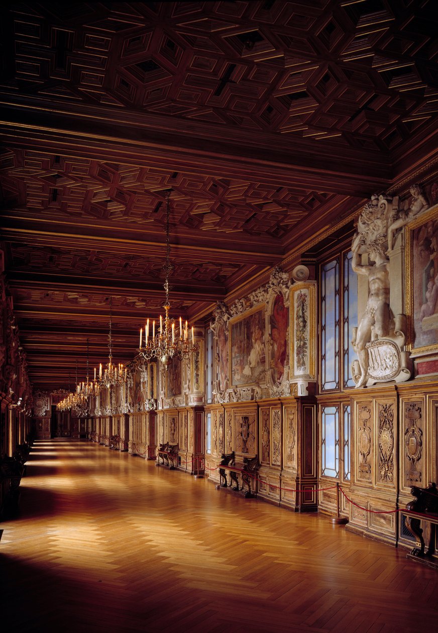 Invändig vy av galleriet Francois I i Fontainebleau. Träarbeten och väggmålningar av skolan Fontainebleau av French School