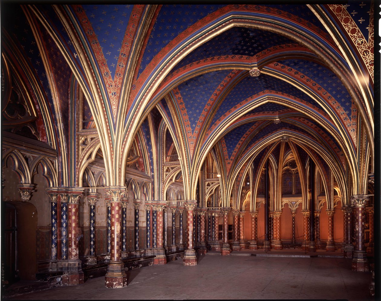 Invändig vy av det nedre kapellet i det heliga kapellet (1245 - 1248) i Paris, Frankrike av French School