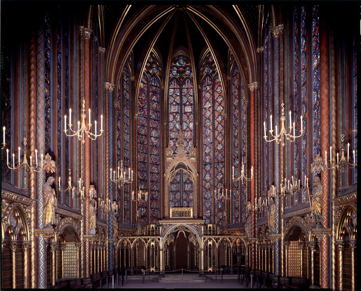 Invändig vy av det övre kapellet i det heliga kapellet (1245 - 1248) i Paris, Frankrike av French School
