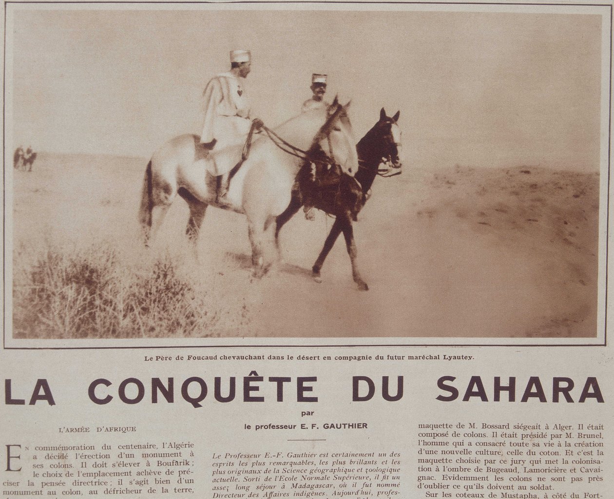 Le Pere Charles de Foucauld (1858-1916) rider i öknen med den blivande marechalen Hubert (Louis-Hubert-Gonzalve) Lyautey (1854-1934) - i "" Vu"", dec 1929 av French School