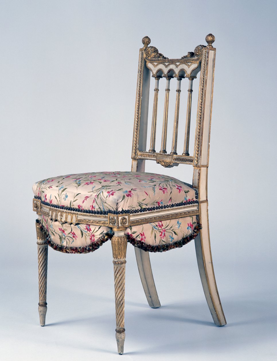 Louis XVI-stil Second Empire (Napoleon III) stol i förgyllt trä och Lyon siden, 1800-talets andra hälft, Frankrike av French School