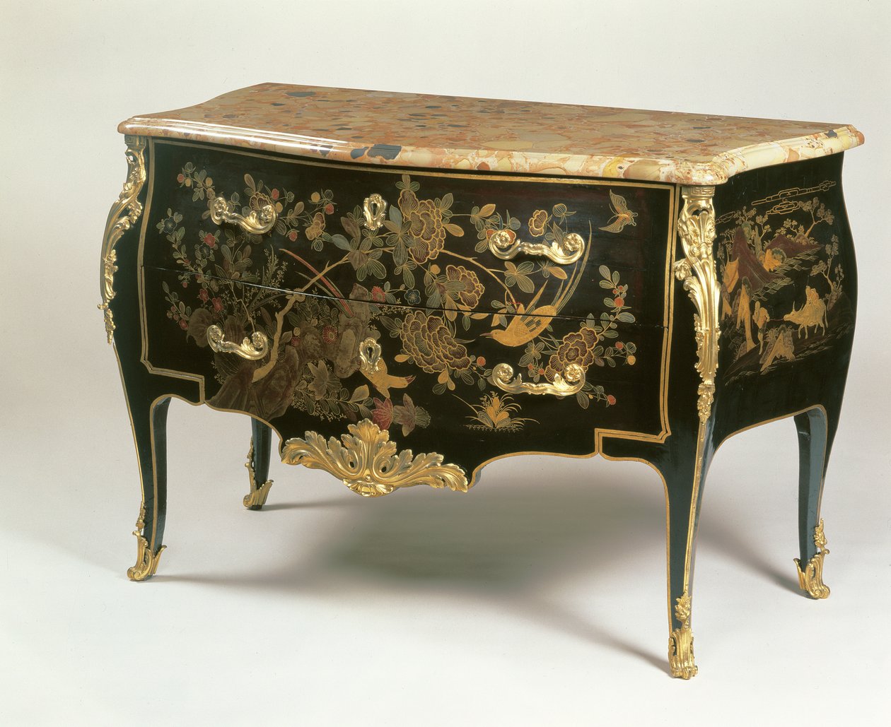 Ludvig XV Kommode på samma sätt som Macret, c.1765 (trä med ormolu-monterad svart, guld och polykrom lack) av French School