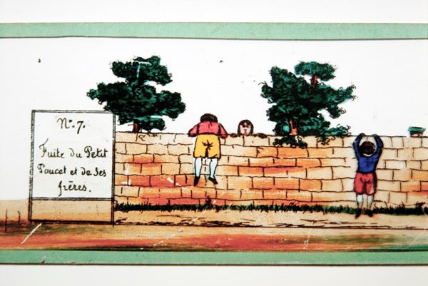 Magic Lantern-bild som illustrerar en scen från sagan "Tom Thumb" - Tom Thumb och hans bröder flyr från ogrens hus, mitten av 1800-talet (färgat papper) av French School