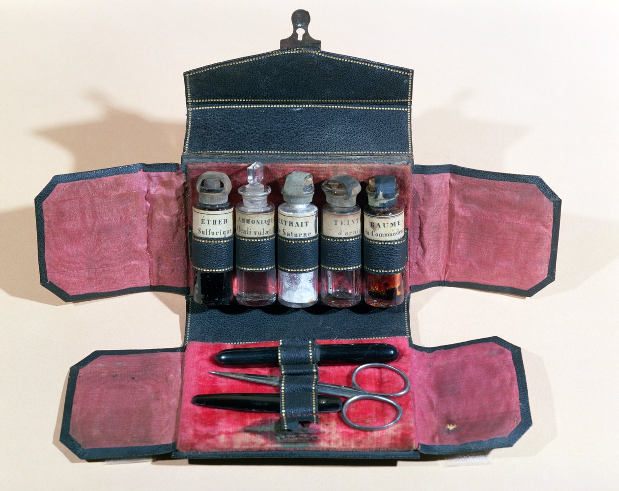 Läkarfodral med instrument och mediciner, tidigt 1800-tal av French School