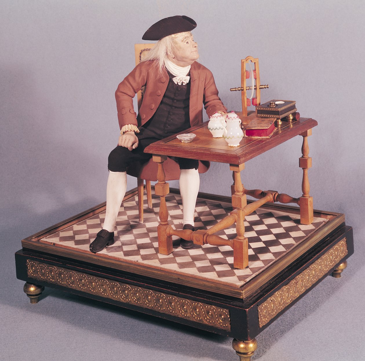 Modell av Benjamin Franklin (1706-90) vid hans bord, sent 1700-tal av French School
