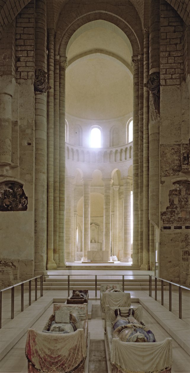 Skiv och absid i klosterkyrkan med bilder av Henrik II (1133-89) kung av England och hans hustru, Eleanor av Aquitaine (d.1204) av French School