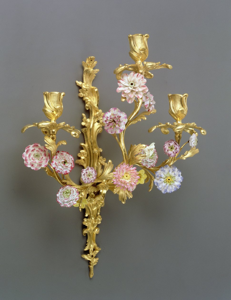 En av ett par Louis XV tregrenade vägglampor, c1750 (ormolu och Vincennes porslin) av French School