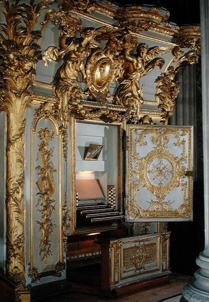 Orgel med dörren öppen, i kapellet (förgylld metall & stuckatur) av French School