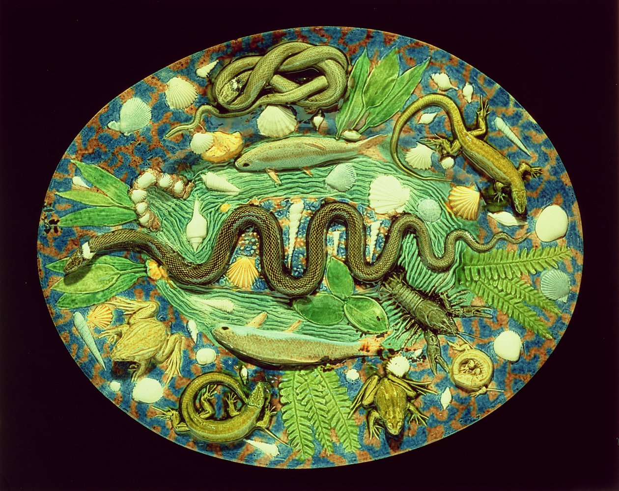 Oval skål med fisk och reptiler, reproduktion av Bernard Palissy ware (lergods) av French School