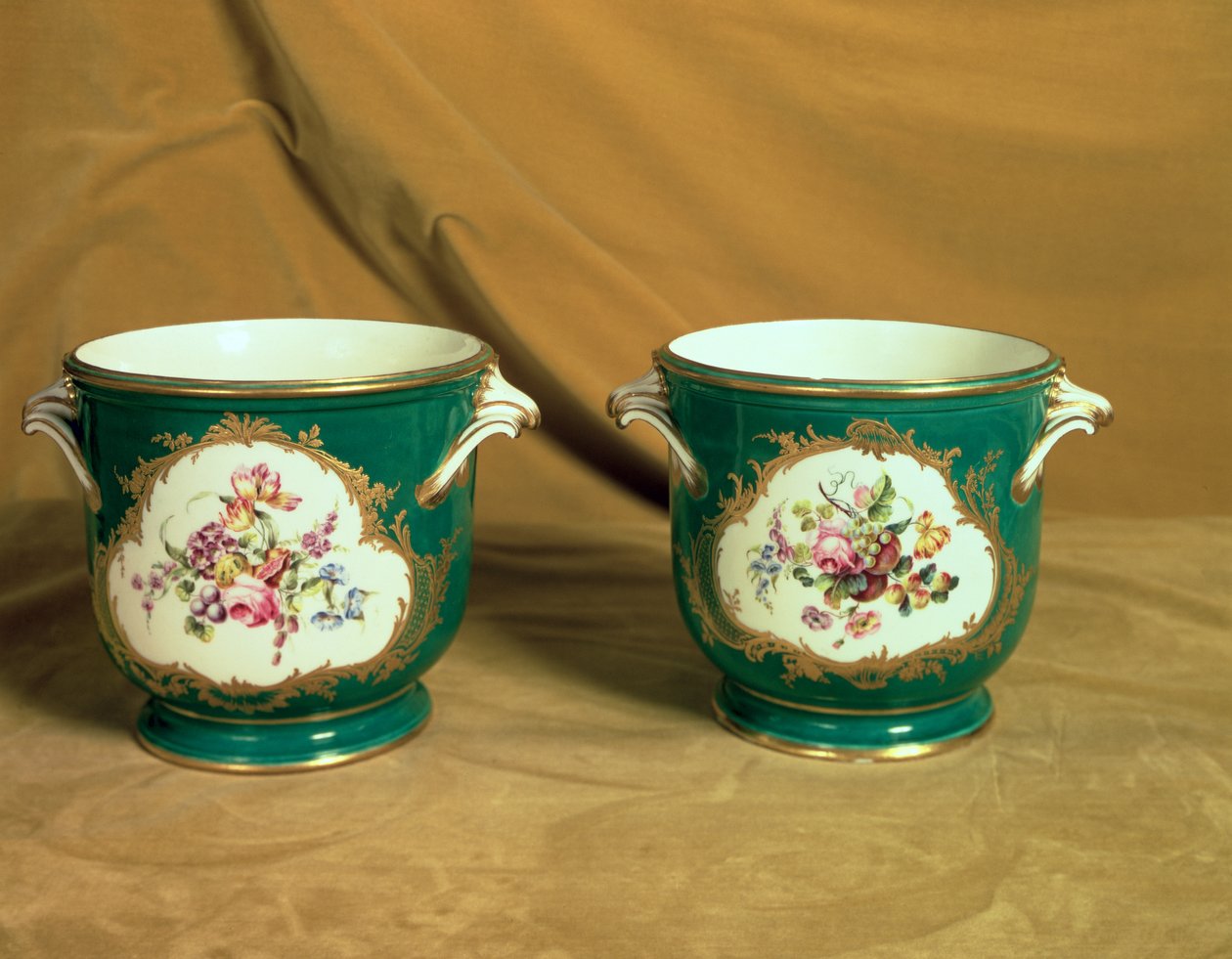 Ett par Sevres iskylare, från Frederick V Service, 1758 (mjukpasta porslin) av French School