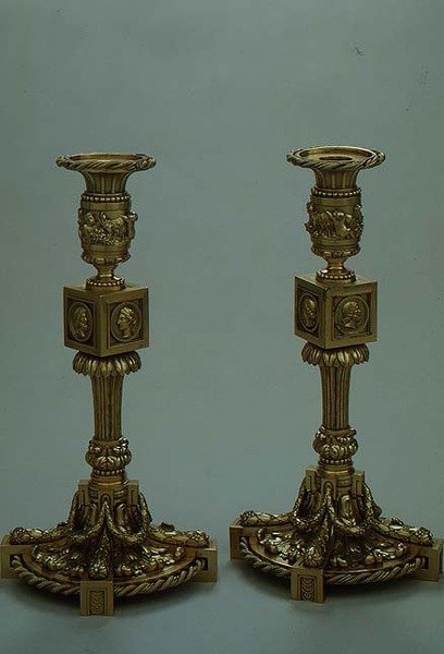 Ett par ljusstakar av Boucheron, 1783 (förgylld silver) av French School