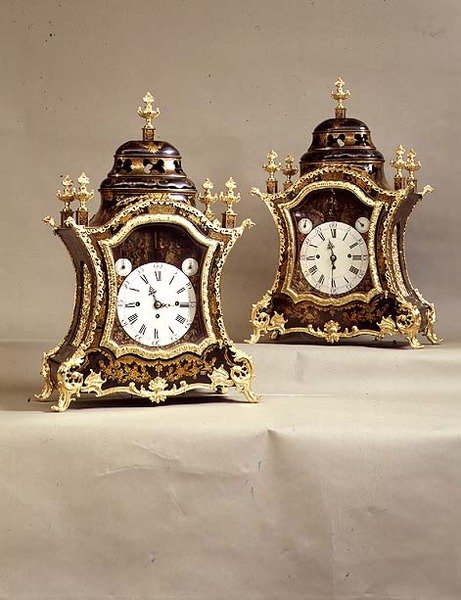 Ett par klockor med ormolu-fästen, urverk av Charles Cabrier, tidigt 1700-tal (lack och ormolu) av French School