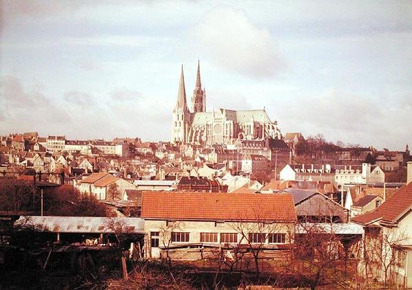Panoramautsikt över staden med katedralen av French School