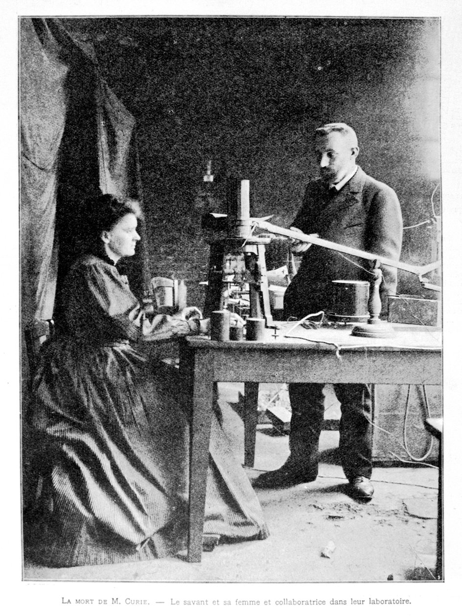 Pierre (1859-1906) och Marie (1867-1934) Curie i deras laboratorium av French School