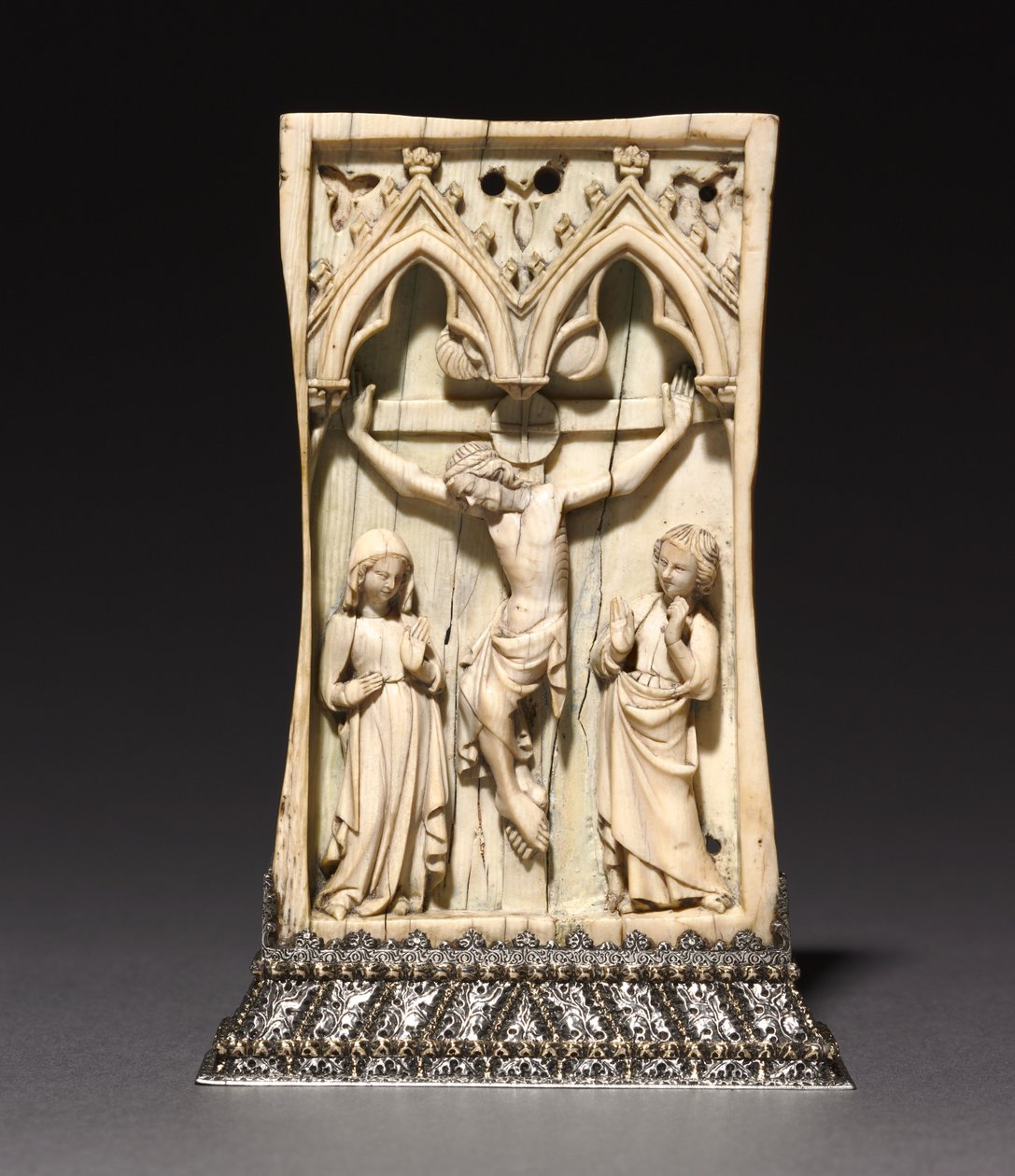 Plaque: The Crucifixion, fransk eller engelsk, c.1345-1365 (elfenben, monterad i ett silverställ (efter 1919)) av French School