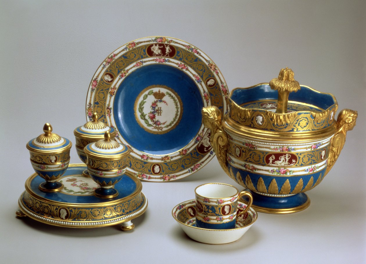 Plat de Menage, fat, kopp och fat och glasskål från Blue Cameo Service, Sevres, 1778-9 (mjukt porslin) av French School
