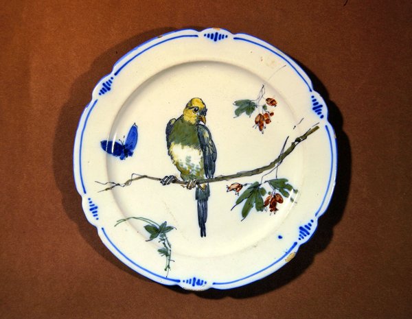 Tallrik dekorerad med fågel, fjäril och blomma, Bourg-la-Reine tillverkning (fajans) av French School
