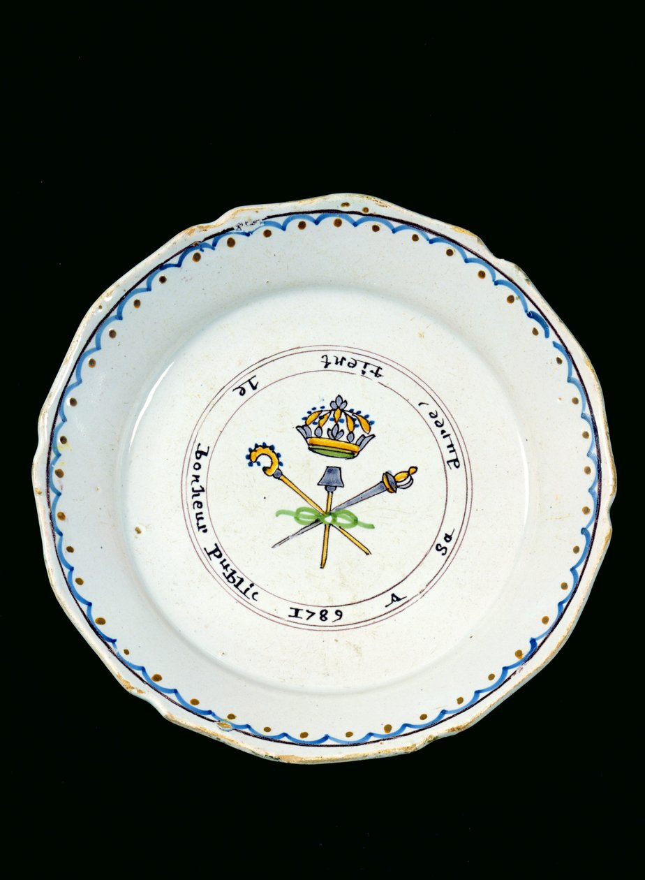 Tallrik dekorerad med de tre orden under den kungliga kronan, 1789 (keramik) av French School