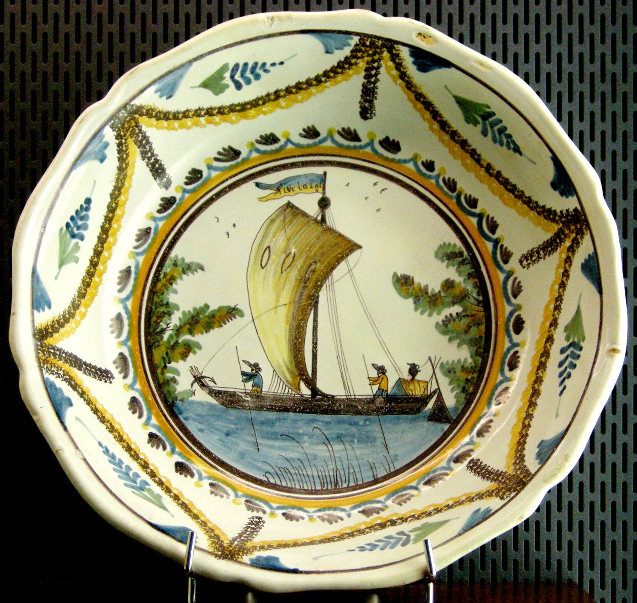 Skylt som föreställer en segelbåt på Loire, Nevers (keramik) av French School