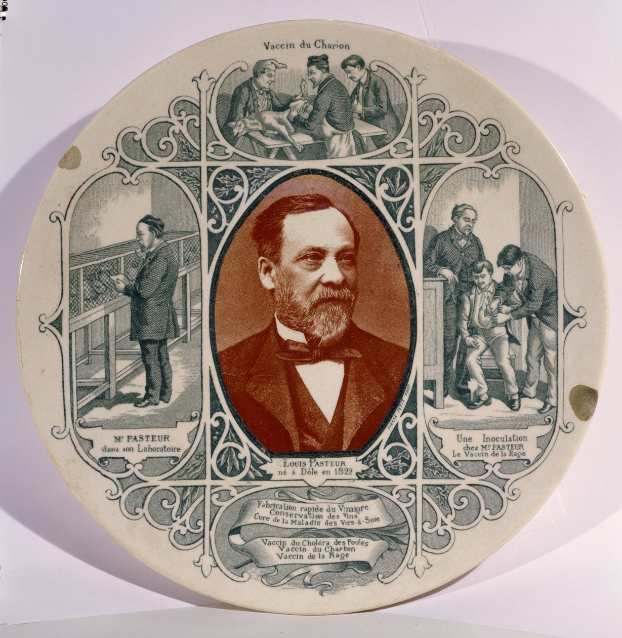 Tallrik med ett fotografi av Louis Pasteur (1822-95) av Pierre Petit (1832-1909), och scener från hans liv (keramik) av French School