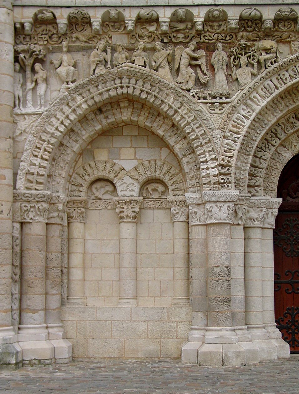 Portal från Västfasaderna av French School