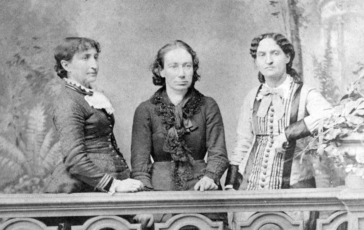 Porträtt av Louise Michel mellan Marie Ferre och Paule Minck - 1871 - av French School