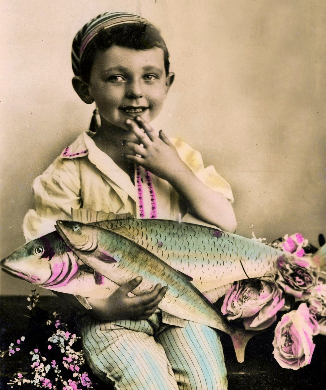 Porträtt av en pojke som håller en fisk c.1898 av French School