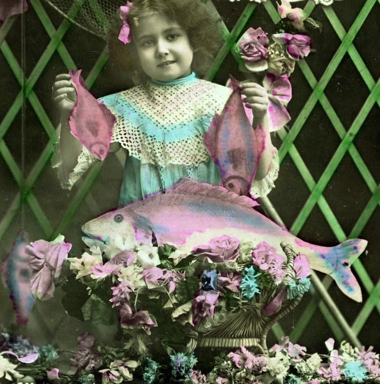 Porträtt av en flicka som håller fisk ca 1898 (handtonat foto) av French School