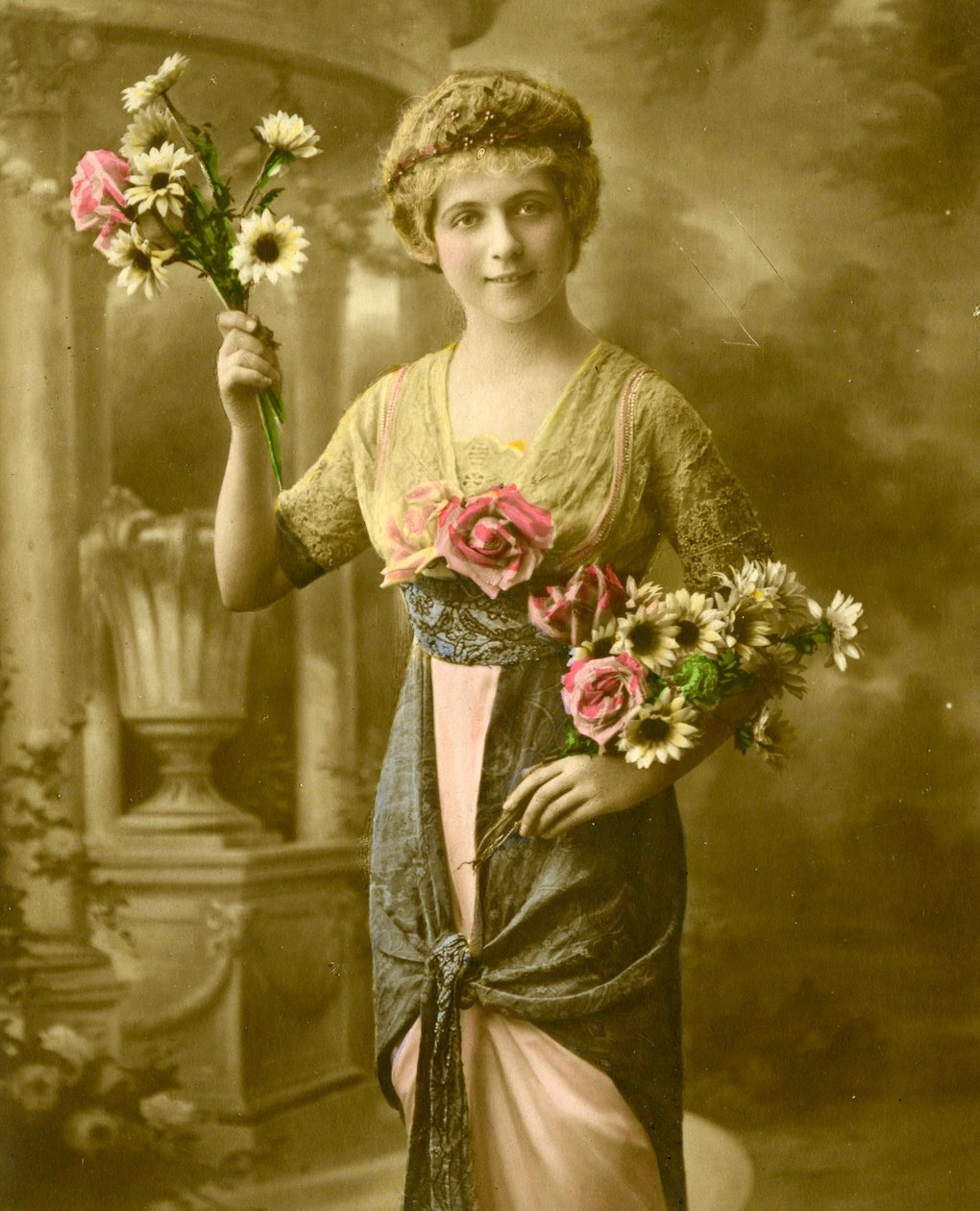Porträtt av en kvinna som håller i ett knippe blommor ca 1898 (handtonat foto) av French School